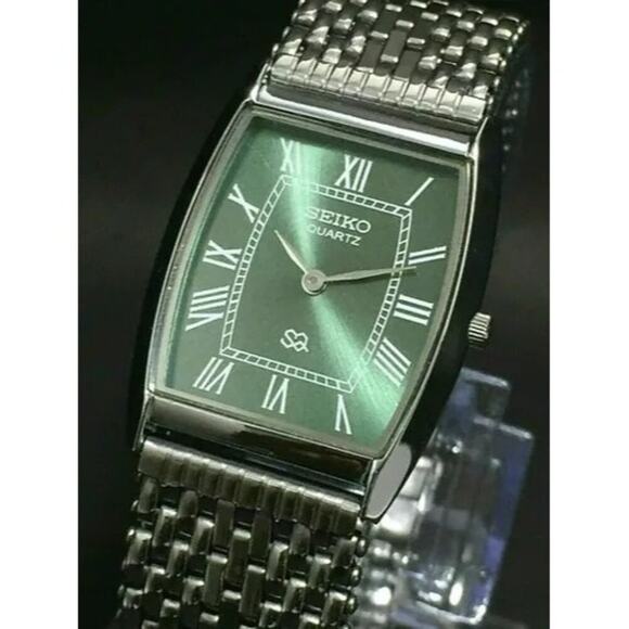 Vintage Style Seiko Quartz Mens Silver Watch & Green accents W/ Metal Strap - Picture 1 of 7